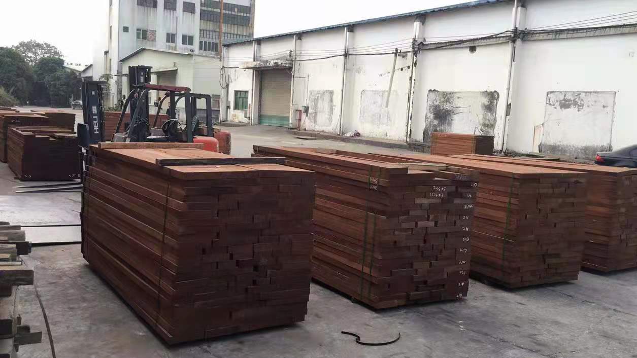 跨年即將來臨，匆忙補貨為月底沖刺做準備